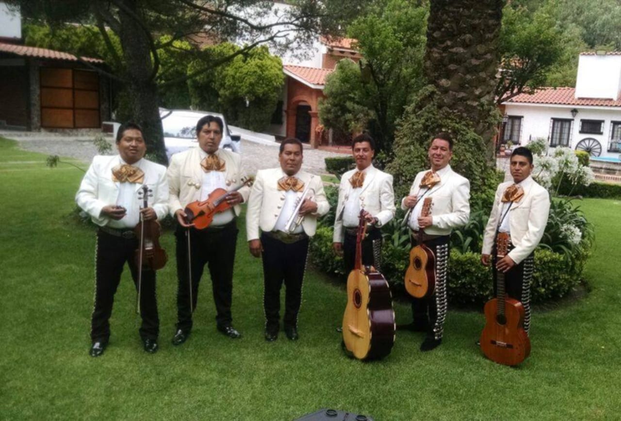 Los músicos de Mariachi Amanecer Tapatío, con sus instrumentos y trajes de gala en CDMX
